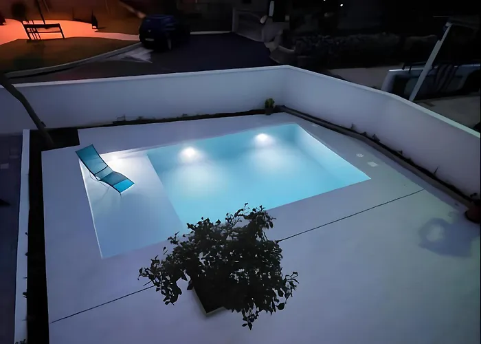 With Pool & Terrace - Walk To - Free Parking A2 דירה *