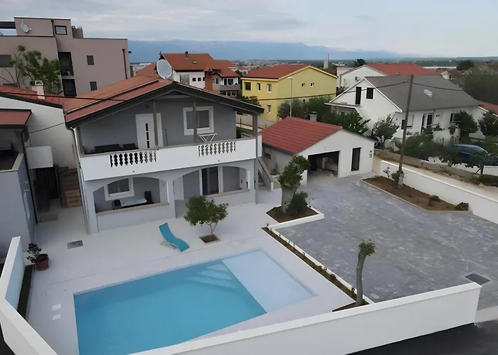 With Pool & Terrace - Walk To - Free Parking A2 * נין