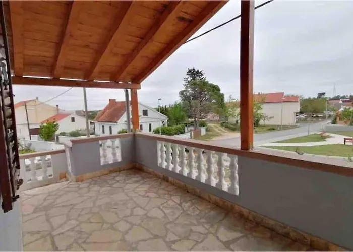 With Pool & Terrace - Walk To - Free Parking A2 * Nin