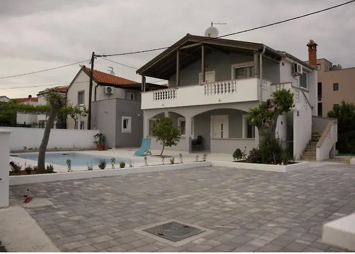 With Pool & Terrace - Walk To - Free Parking A2 *