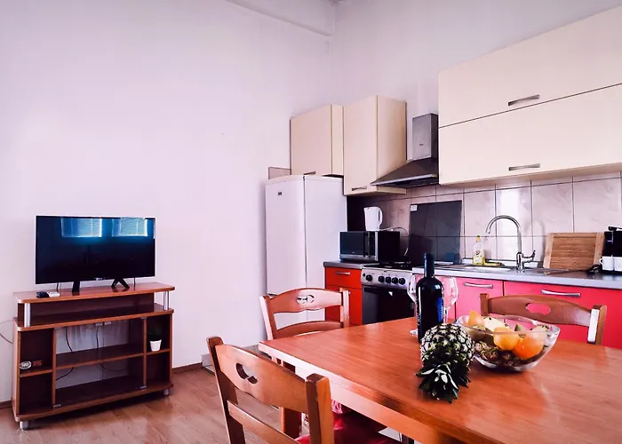 With Pool & Terrace - Walk To - Free Parking A2 *