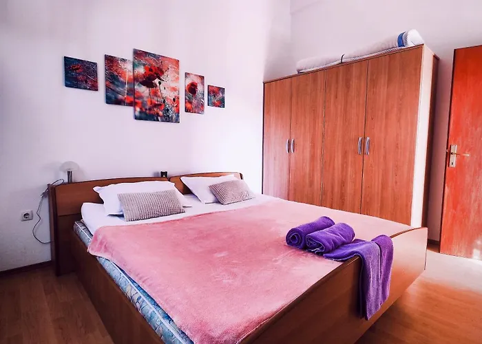דירה With Pool & Terrace - Walk To - Free Parking A2 *
