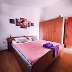 公寓 With Pool & Terrace - Walk To - Free Parking A2 *