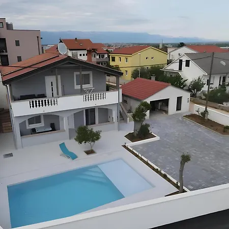 A2 With Terrace & Shared Pool - Free Parking * Nin