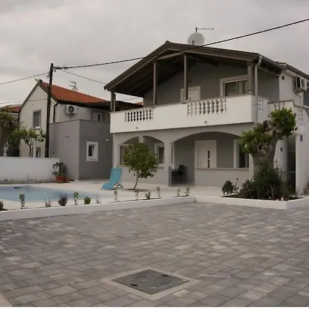 With Pool & Terrace - Walk To - Free Parking A2 *