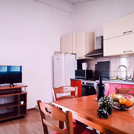 A2 With Terrace & Shared Pool - Free Parking *