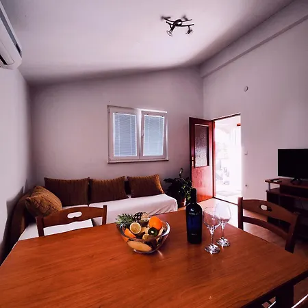 With Pool & Terrace - Walk To - Free Parking A2