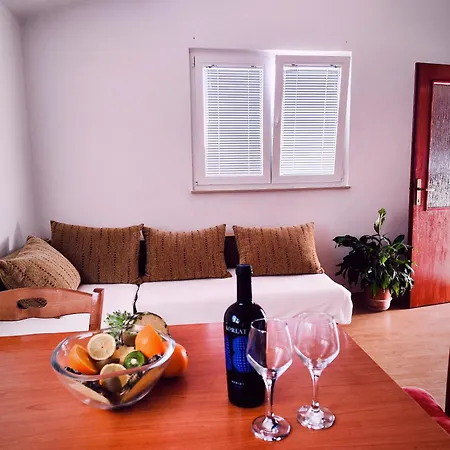Apartment A2 With Terrace & Shared Pool - Free Parking *