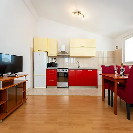 Apartment With Pool In A2 *