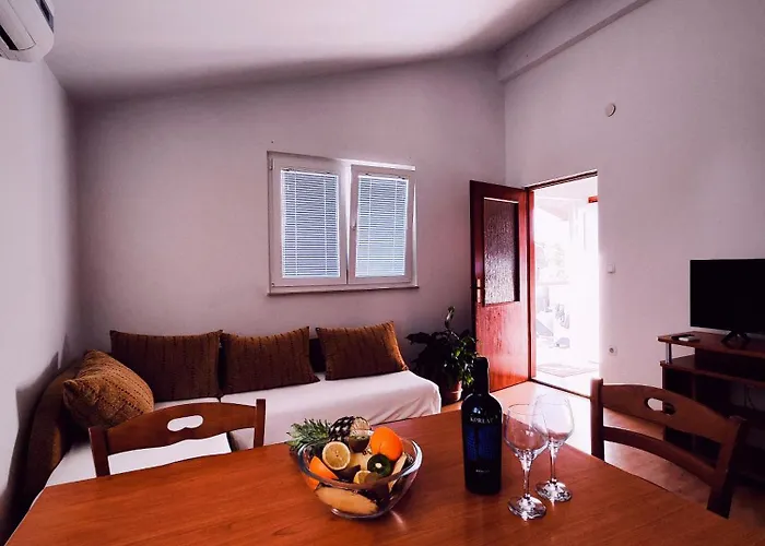 With Pool & Terrace - Walk To - Free Parking A2